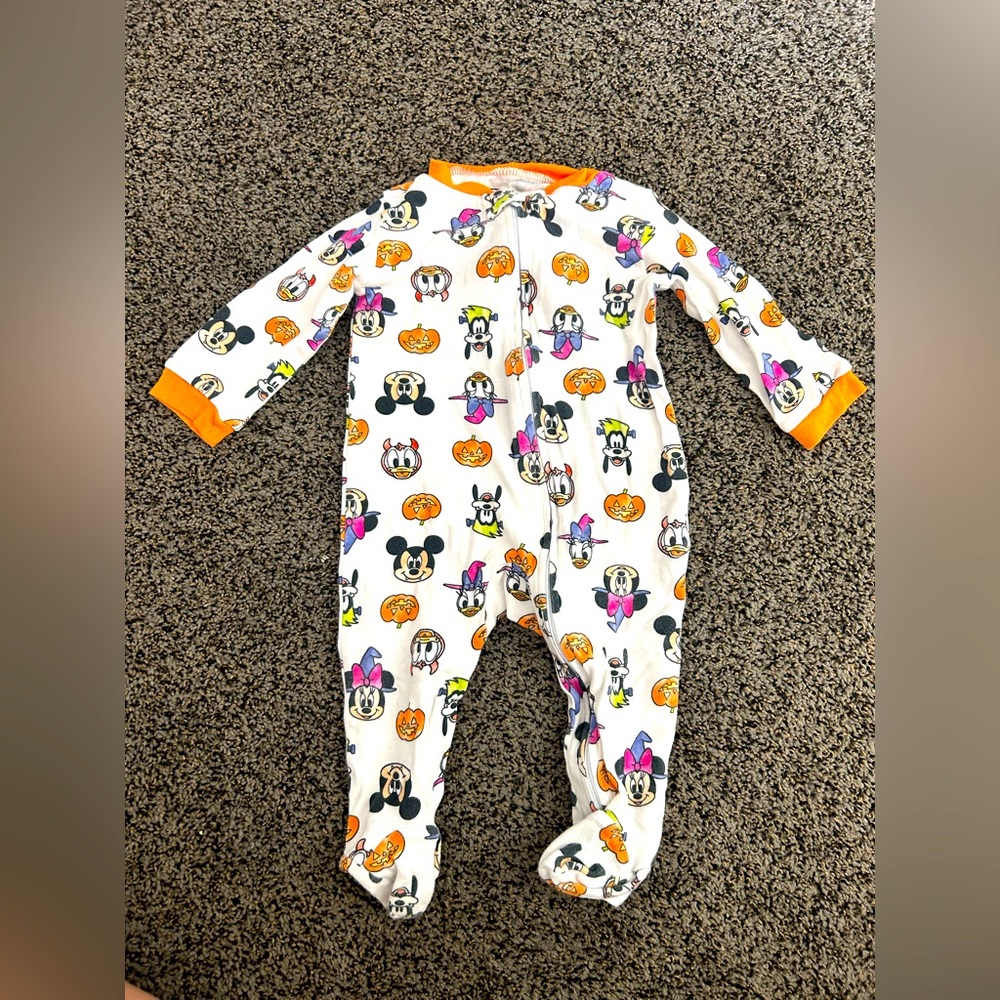 ❤️4 for‎ $25❤️ Disney Halloween sleeper size 6/9 Months